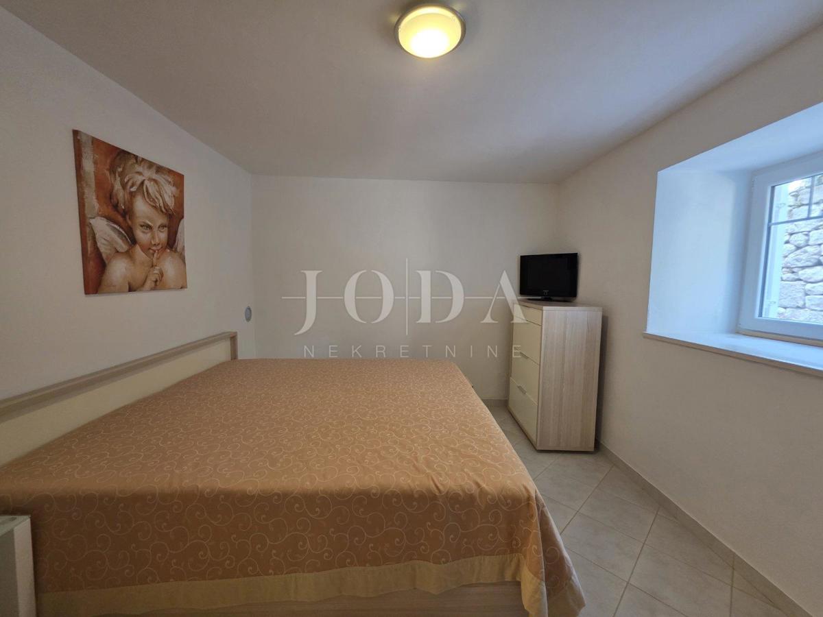 Entroterra di Crikvenica, casa con tre unità abitative e garage