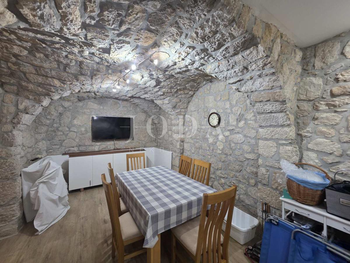 Entroterra di Crikvenica, casa con tre unità abitative e garage