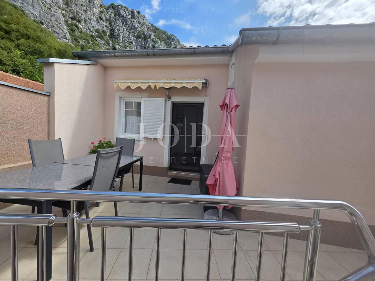 Entroterra di Crikvenica, casa con tre unità abitative e garage