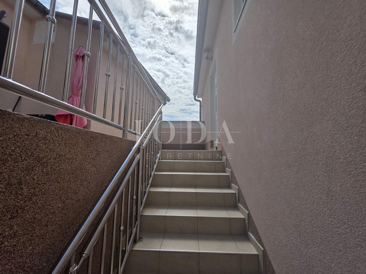 Entroterra di Crikvenica, casa con tre unità abitative e garage