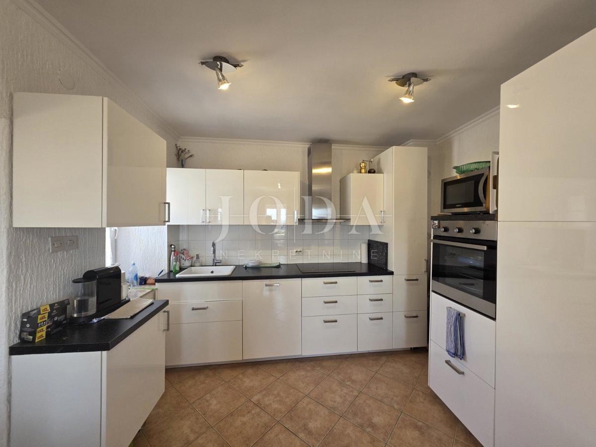 Entroterra di Crikvenica, casa con tre unità abitative e garage