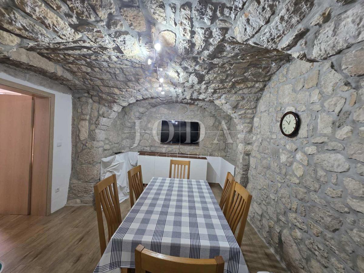 Entroterra di Crikvenica, casa con tre unità abitative e garage