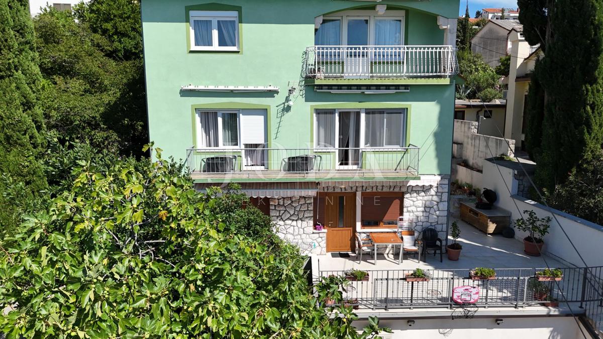 Crikvenica, appartamento con garage e ampio giardino, a soli 60 m dal mare