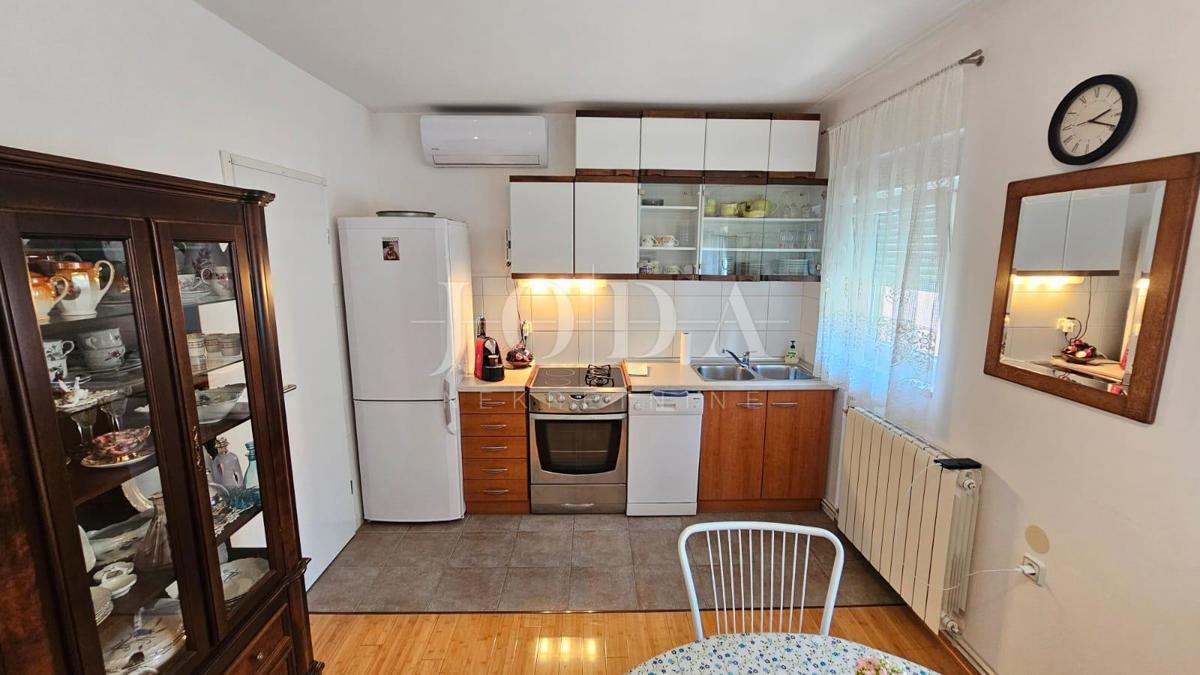 Crikvenica, appartamento con garage e ampio giardino, a soli 60 m dal mare