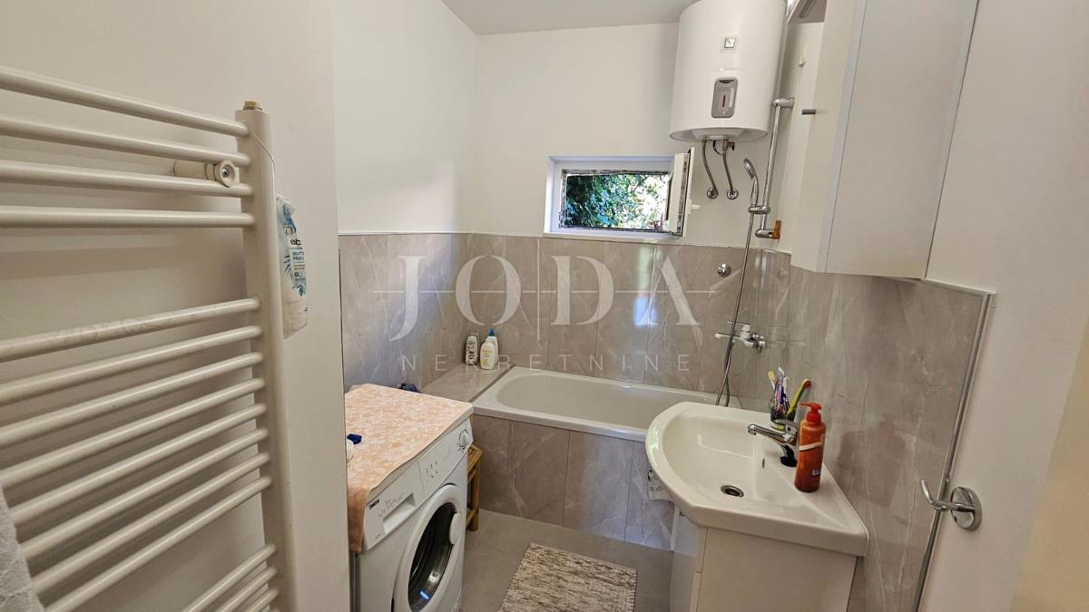 Crikvenica, appartamento con garage e ampio giardino, a soli 60 m dal mare