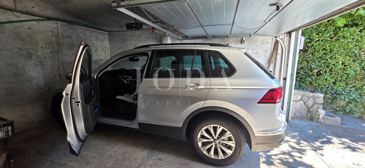 Crikvenica, appartamento con garage e ampio giardino, a soli 60 m dal mare