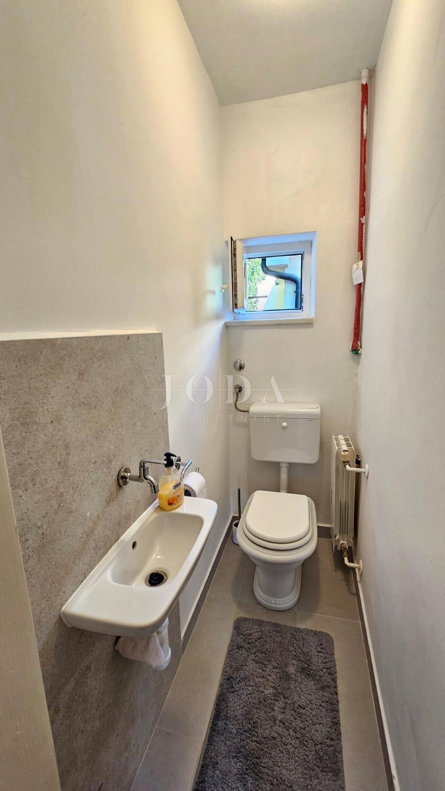 Crikvenica, appartamento con garage e ampio giardino, a soli 60 m dal mare