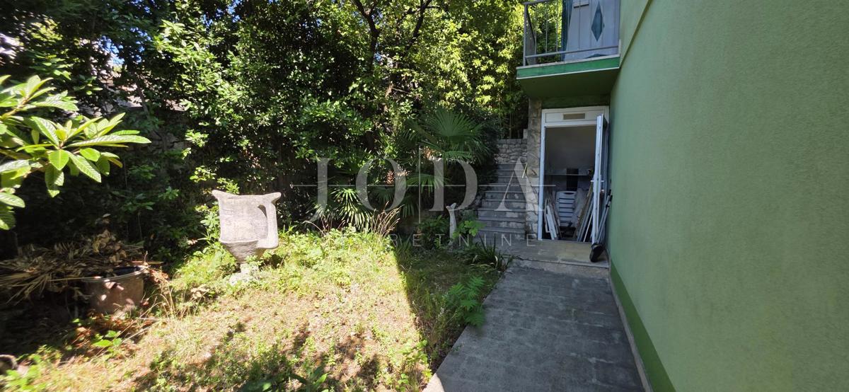 Crikvenica, appartamento con garage e ampio giardino, a soli 60 m dal mare