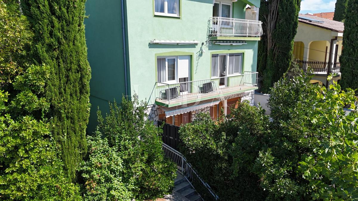 Crikvenica, appartamento con garage e ampio giardino, a soli 60 m dal mare