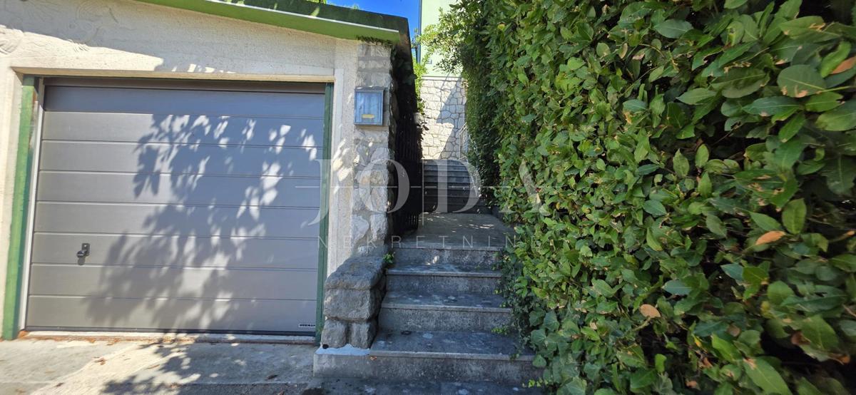 Crikvenica, appartamento con garage e ampio giardino, a soli 60 m dal mare