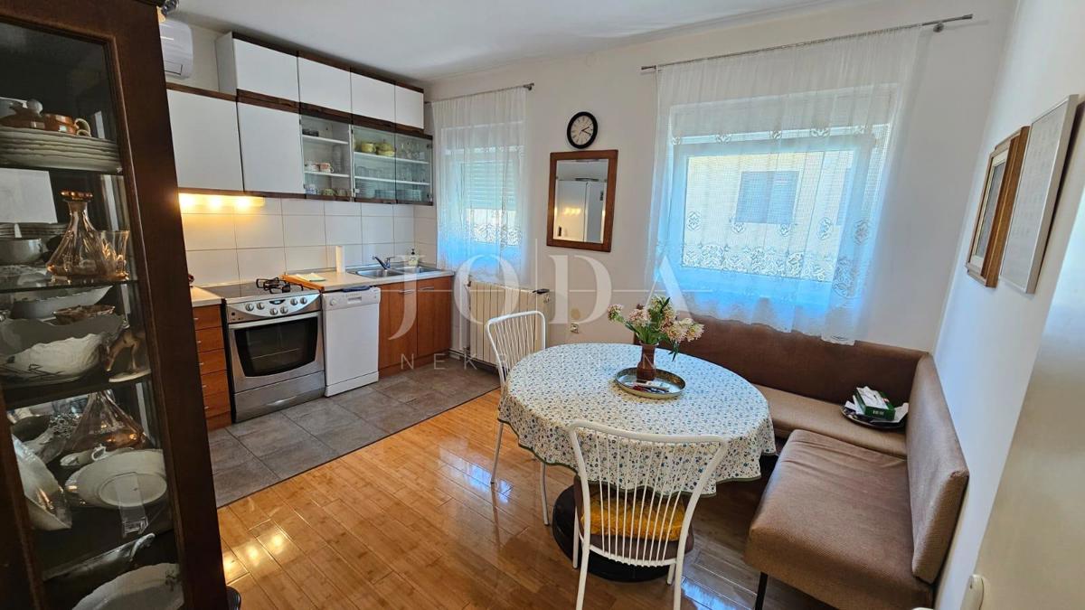 Crikvenica, appartamento con garage e ampio giardino, a soli 60 m dal mare