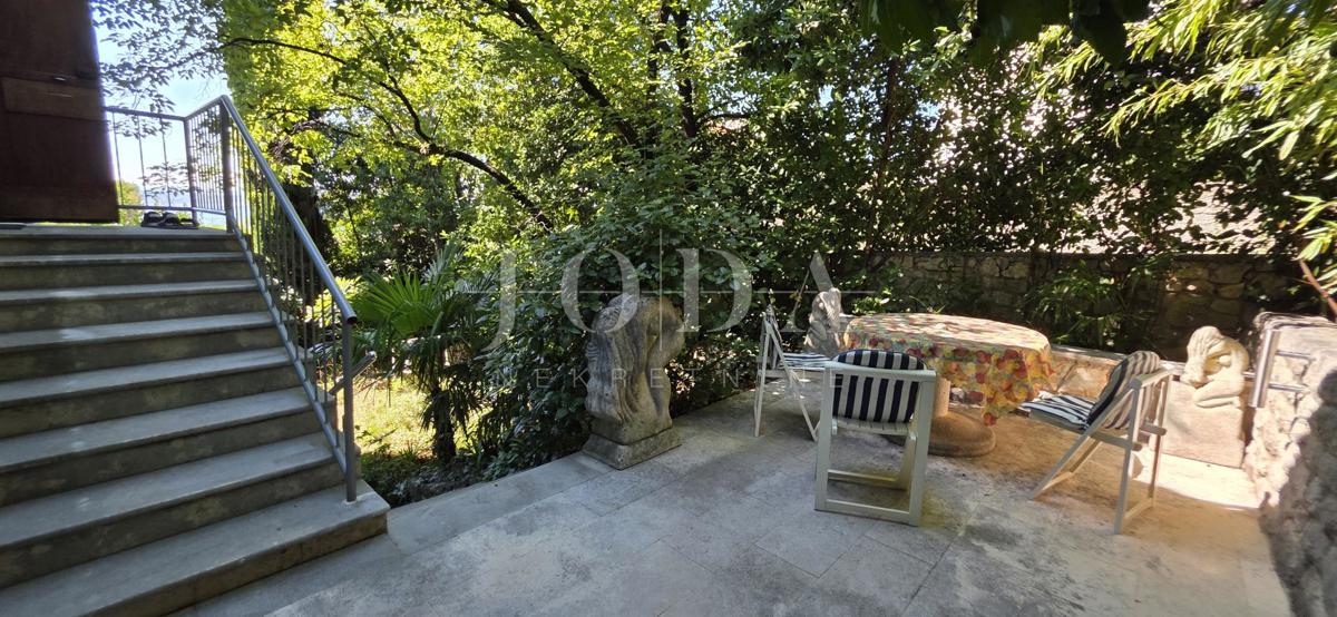 Crikvenica, appartamento con garage e ampio giardino, a soli 60 m dal mare