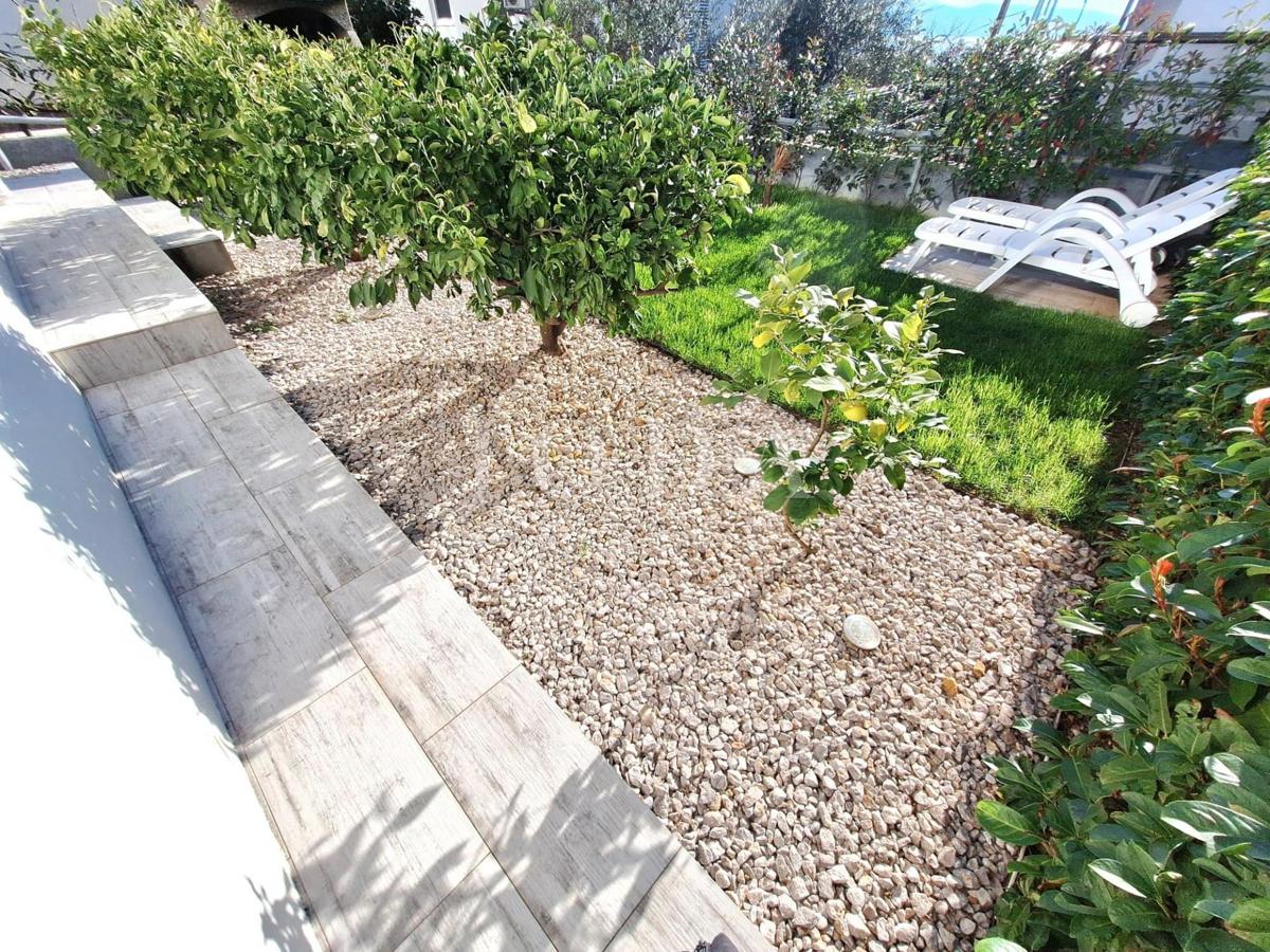 Città di Krk - appartamento con giardino vicino al mare