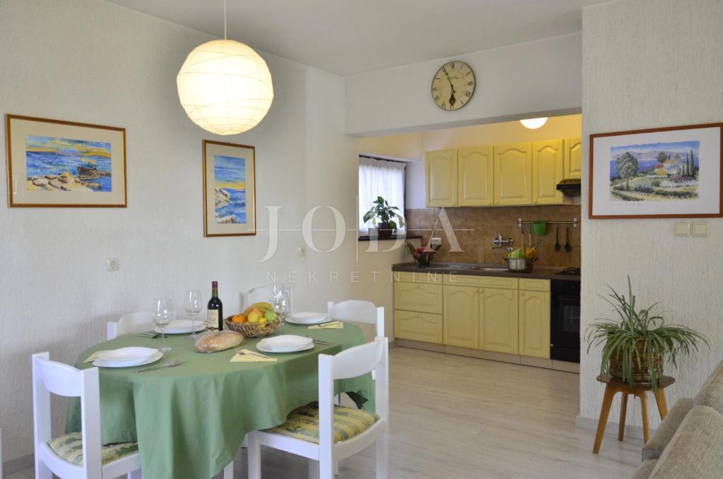 Proprietà esclusiva a Crikvenica: 602 m², piscina, 8 appartamenti, a 250 m dal mare