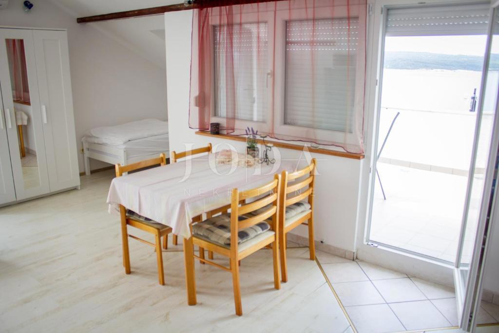 Proprietà esclusiva a Crikvenica: 602 m², piscina, 8 appartamenti, a 250 m dal mare