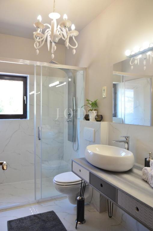 Proprietà esclusiva a Crikvenica: 602 m², piscina, 8 appartamenti, a 250 m dal mare