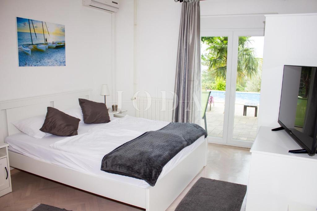 Proprietà esclusiva a Crikvenica: 602 m², piscina, 8 appartamenti, a 250 m dal mare