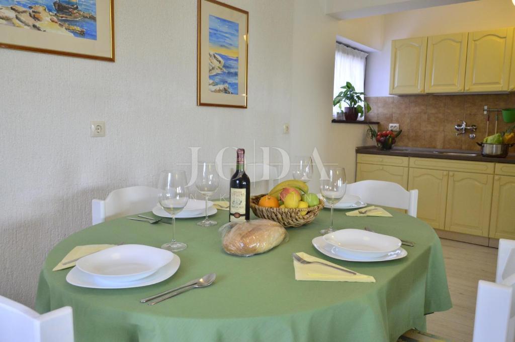 Proprietà esclusiva a Crikvenica: 602 m², piscina, 8 appartamenti, a 250 m dal mare