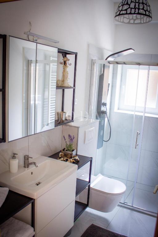 Proprietà esclusiva a Crikvenica: 602 m², piscina, 8 appartamenti, a 250 m dal mare