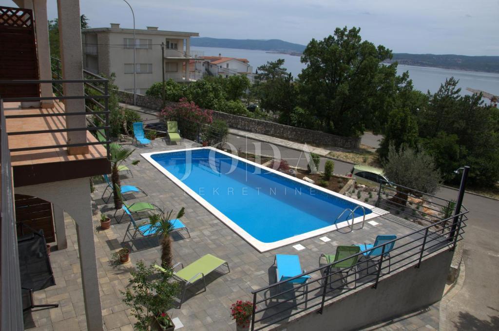 Proprietà esclusiva a Crikvenica: 602 m², piscina, 8 appartamenti, a 250 m dal mare
