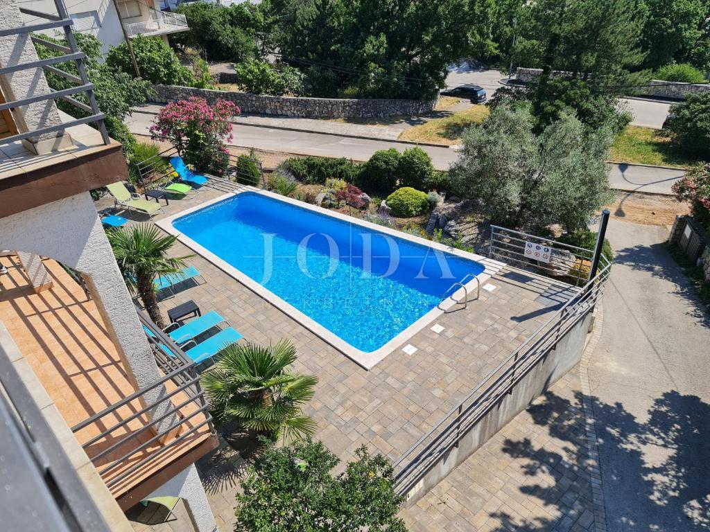 Proprietà esclusiva a Crikvenica: 602 m², piscina, 8 appartamenti, a 250 m dal mare