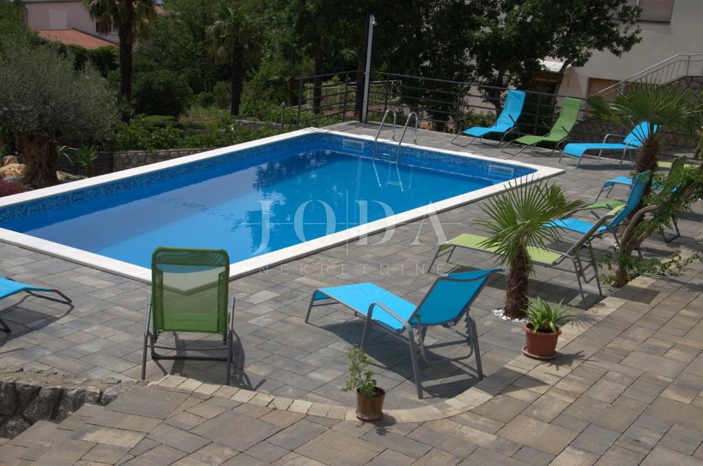 Proprietà esclusiva a Crikvenica: 602 m², piscina, 8 appartamenti, a 250 m dal mare