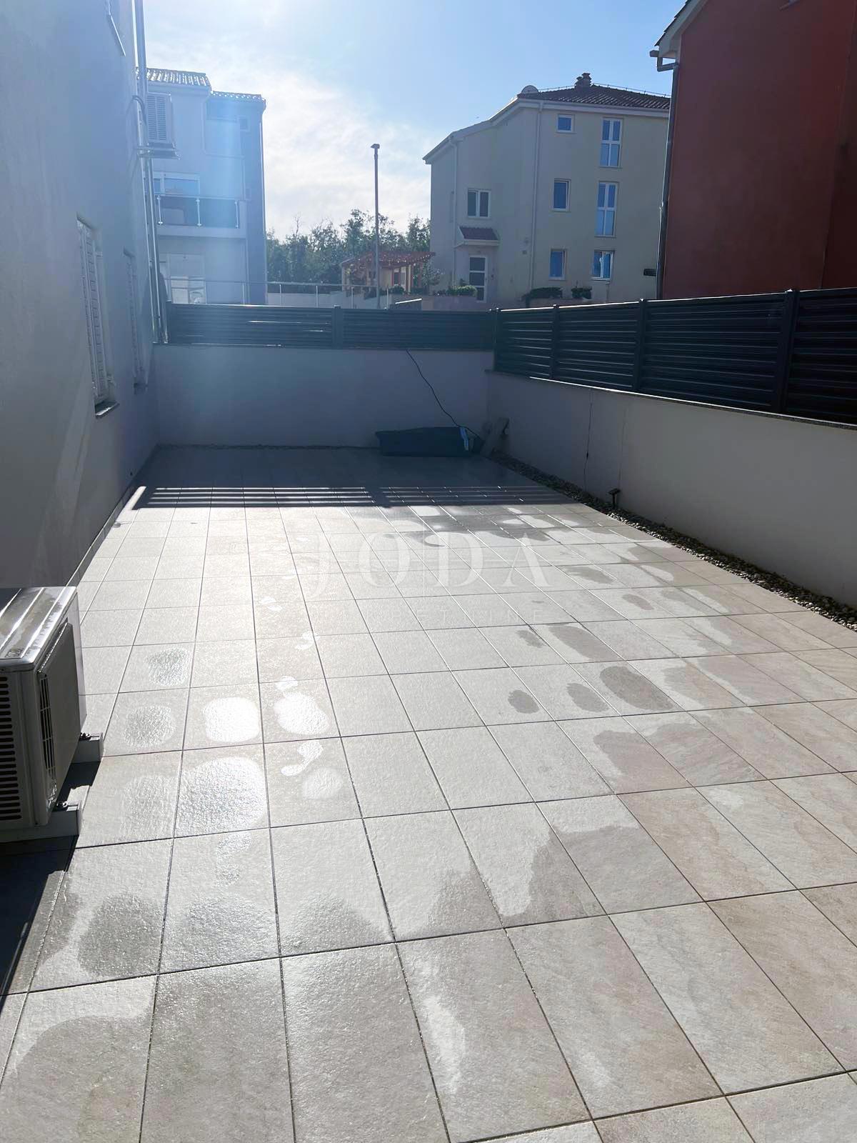 Appartamento al piano terra arredato in stile moderno con giardino