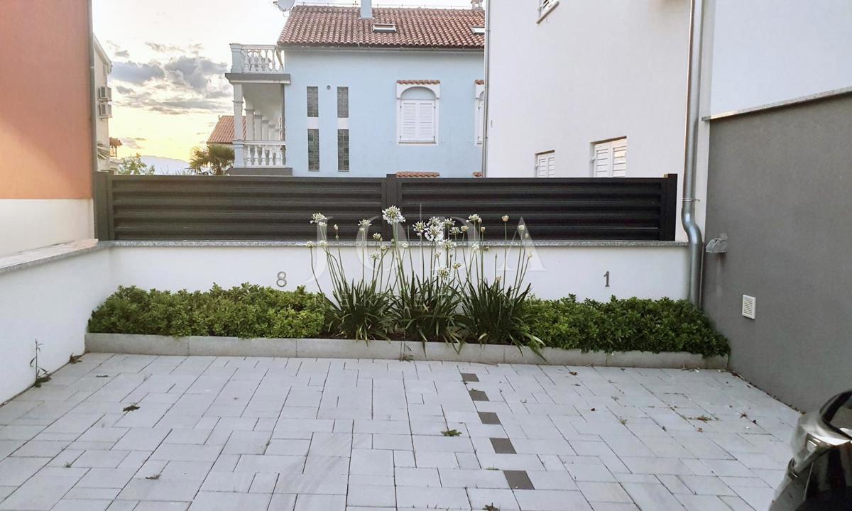 Appartamento al piano terra arredato in stile moderno con giardino