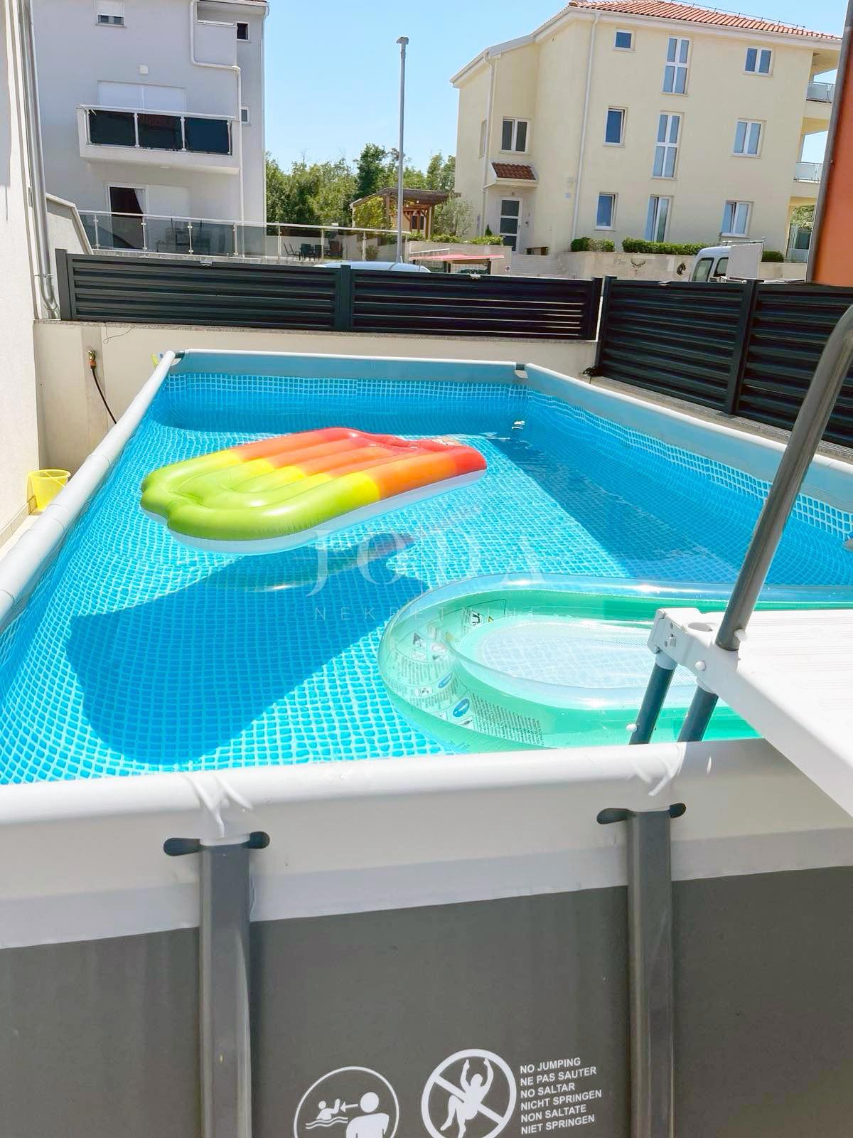 Appartamento al piano terra arredato in stile moderno con giardino