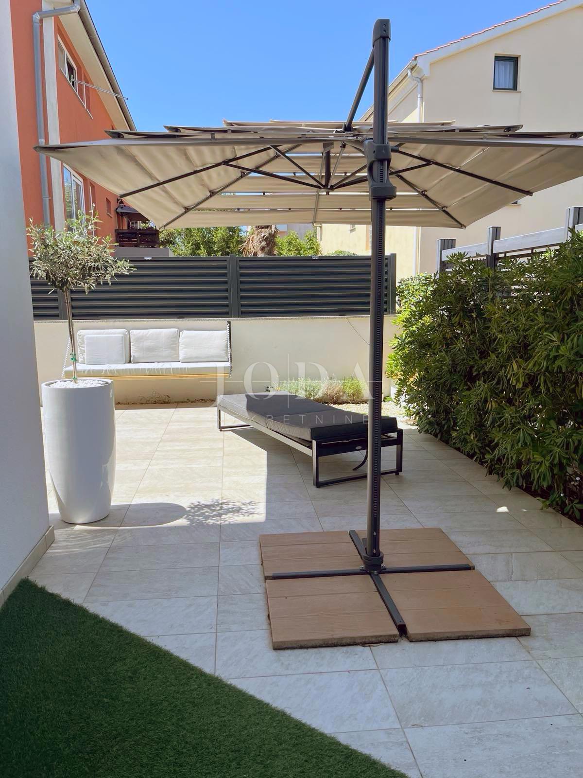 Appartamento al piano terra arredato in stile moderno con giardino