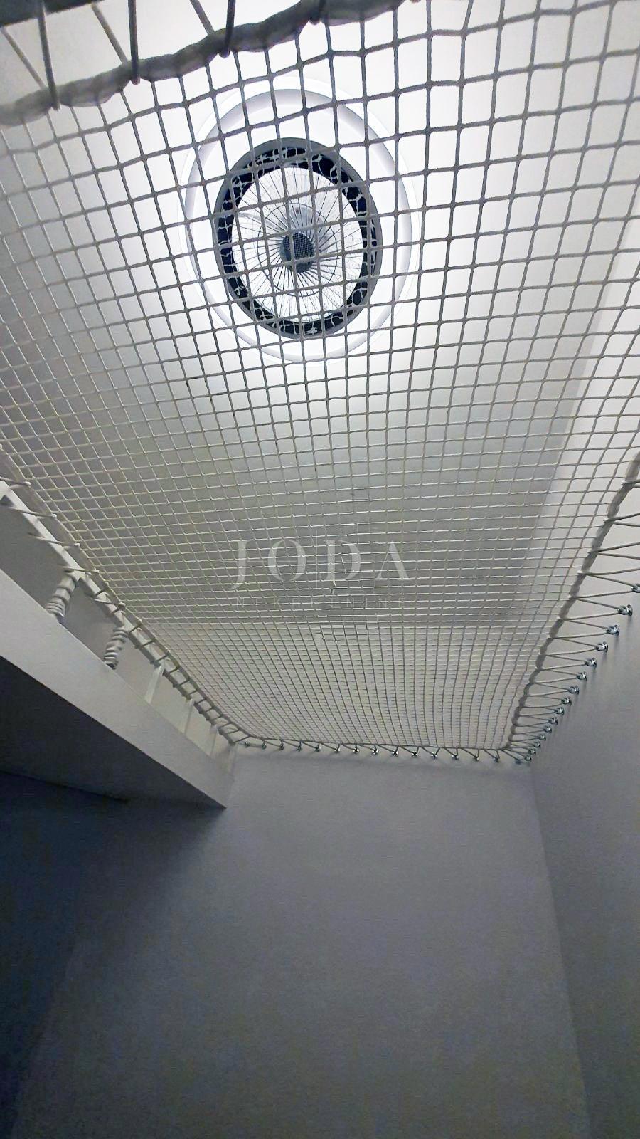 Appartamento al piano terra arredato in stile moderno con giardino