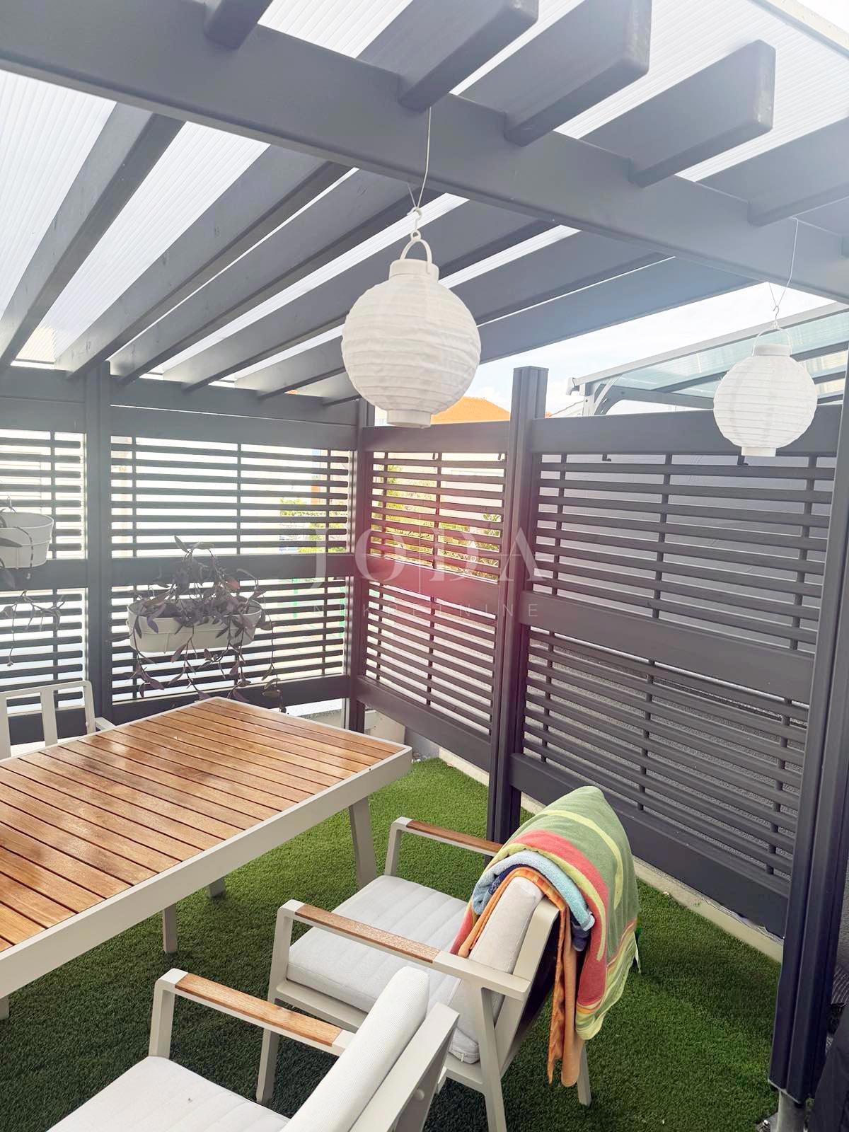 Appartamento al piano terra arredato in stile moderno con giardino