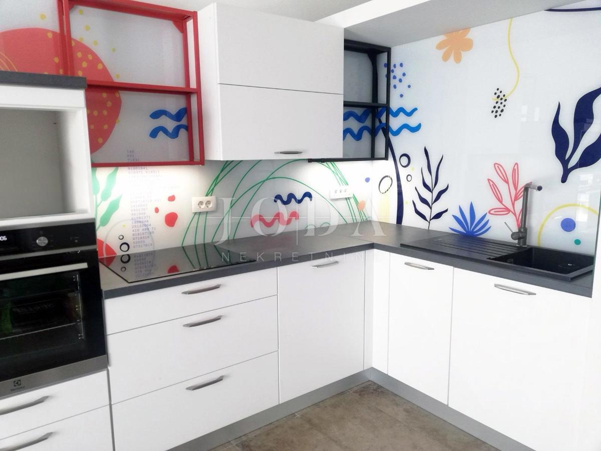 Appartamento al piano terra arredato in stile moderno con giardino