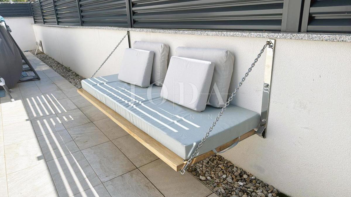 Appartamento al piano terra arredato in stile moderno con giardino