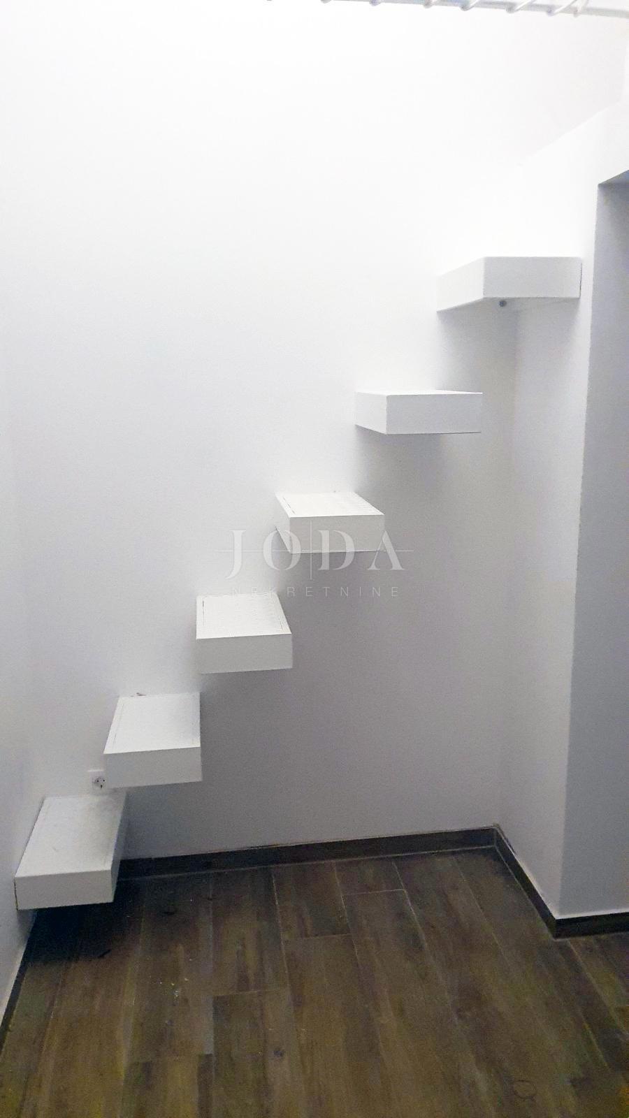 Appartamento al piano terra arredato in stile moderno con giardino