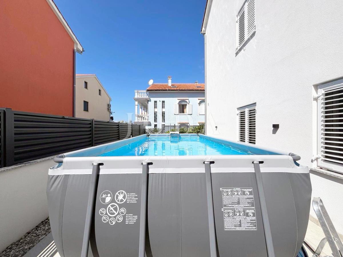 Appartamento al piano terra arredato in stile moderno con giardino