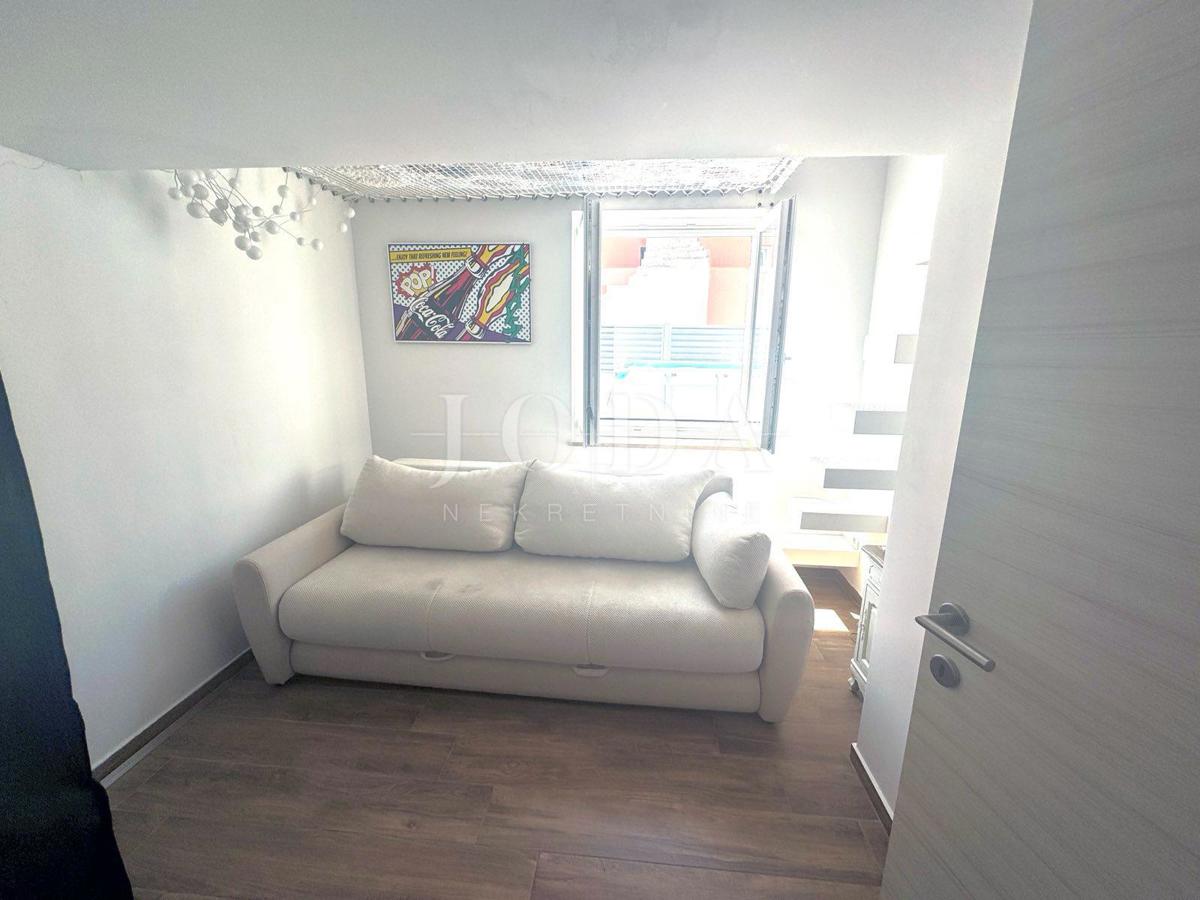 Appartamento al piano terra arredato in stile moderno con giardino