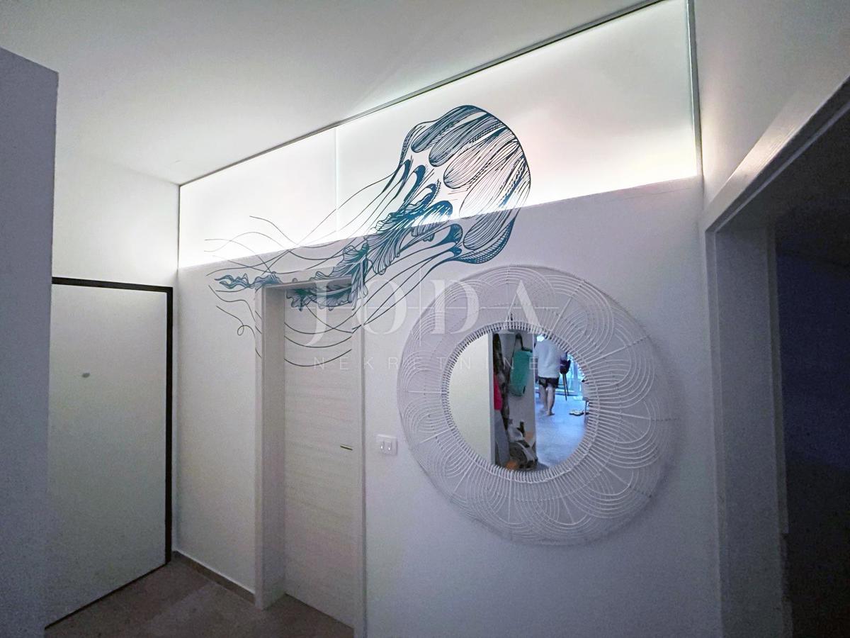 Appartamento al piano terra arredato in stile moderno con giardino