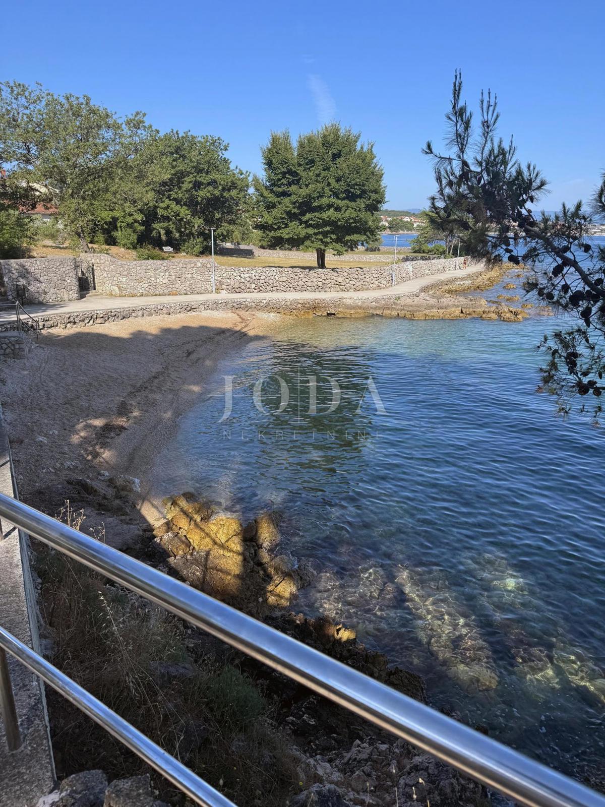 Appartamento al piano terra arredato in stile moderno con giardino