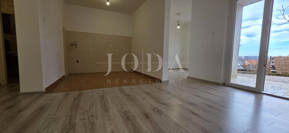 Appartamento trilocale ristrutturato con cortile e vista mare – Crikvenica, 52 m²