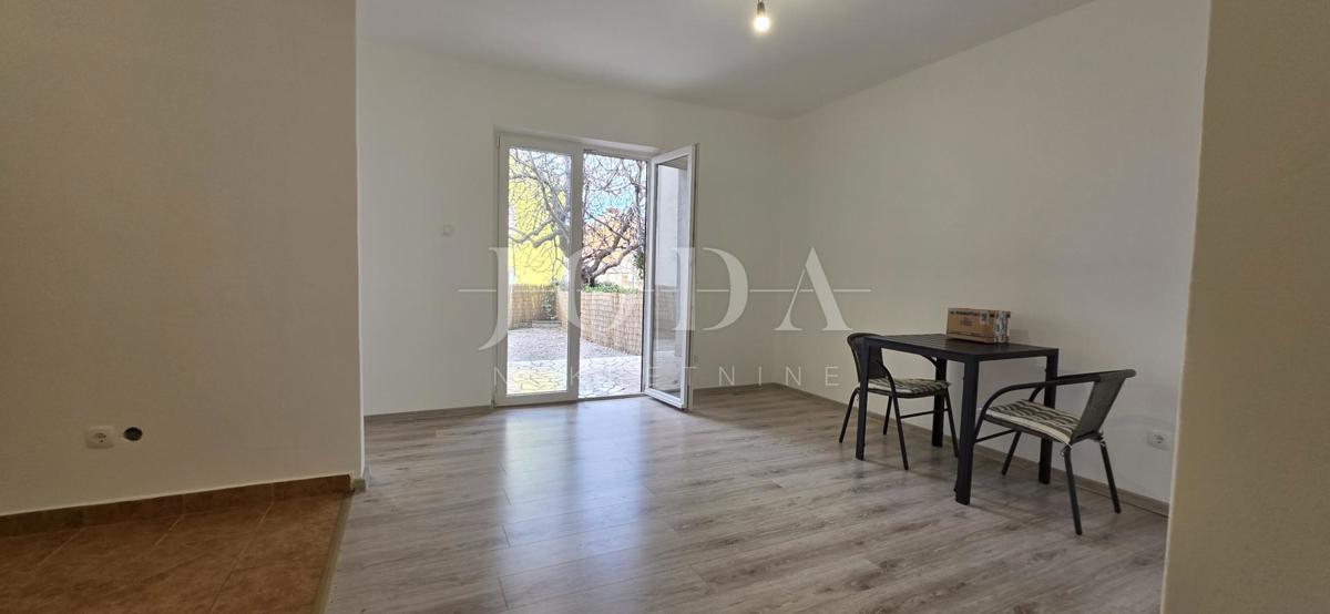 Appartamento trilocale ristrutturato con cortile e vista mare – Crikvenica, 52 m²