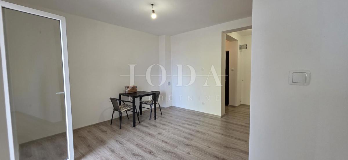 Appartamento trilocale ristrutturato con cortile e vista mare – Crikvenica, 52 m²