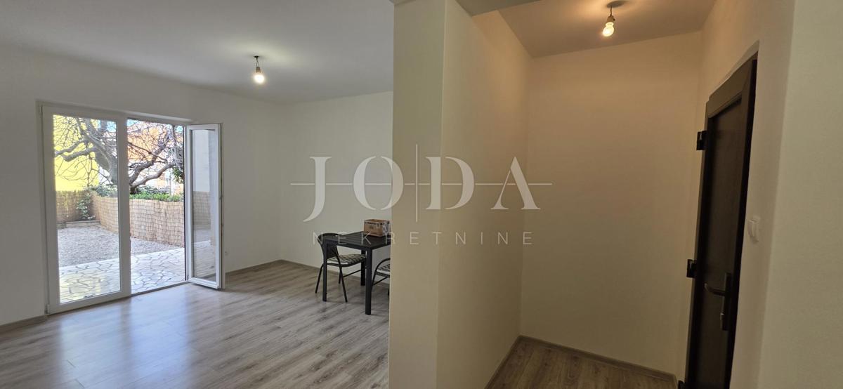 Appartamento trilocale ristrutturato con cortile e vista mare – Crikvenica, 52 m²