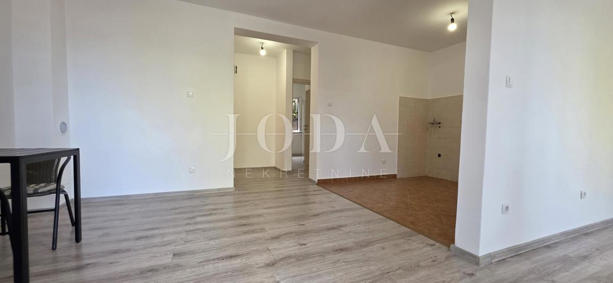 Appartamento trilocale ristrutturato con cortile e vista mare – Crikvenica, 52 m²