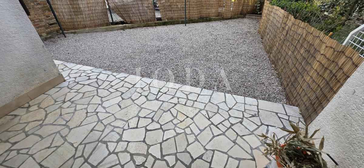 Appartamento trilocale ristrutturato con cortile e vista mare – Crikvenica, 52 m²