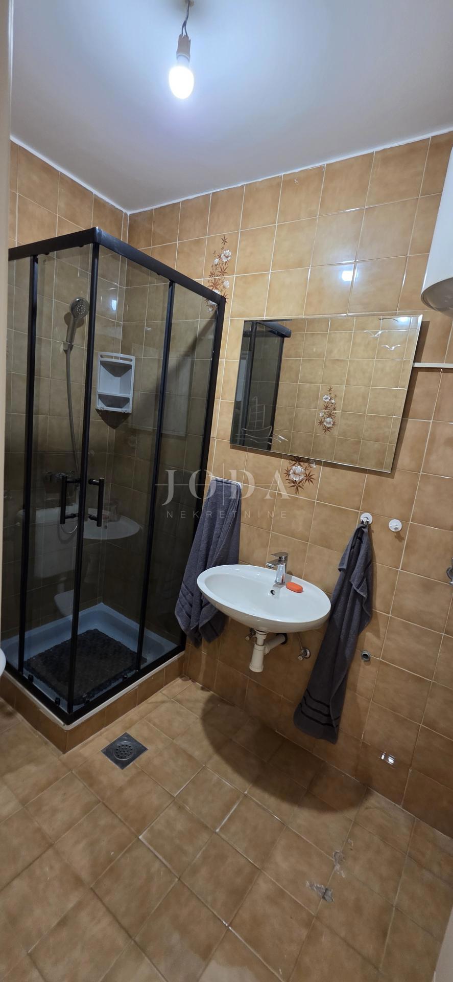 Appartamento trilocale ristrutturato con cortile e vista mare – Crikvenica, 52 m²