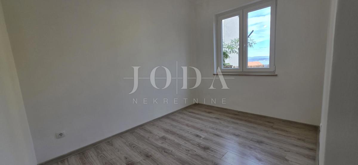 Appartamento trilocale ristrutturato con cortile e vista mare – Crikvenica, 52 m²