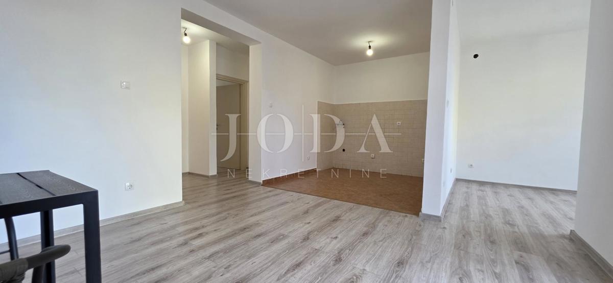 Appartamento trilocale ristrutturato con cortile e vista mare – Crikvenica, 52 m²