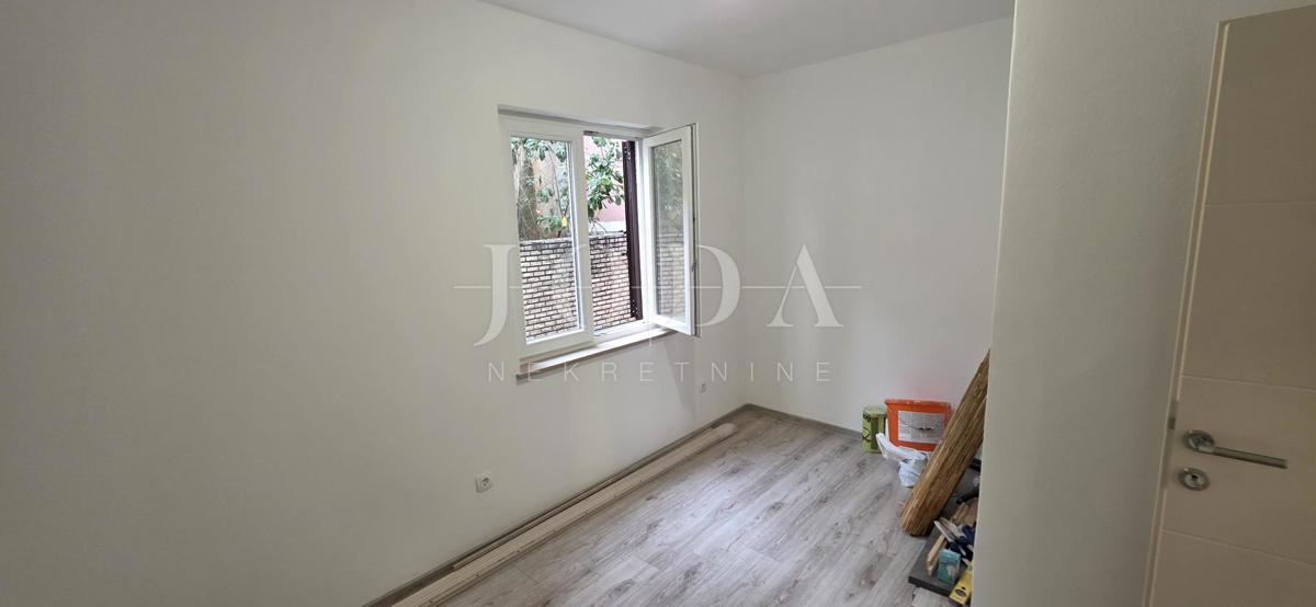 Appartamento trilocale ristrutturato con cortile e vista mare – Crikvenica, 52 m²