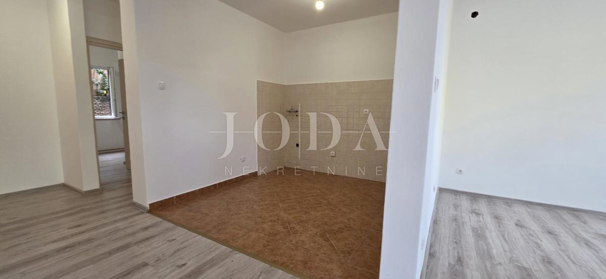 Appartamento trilocale ristrutturato con cortile e vista mare – Crikvenica, 52 m²